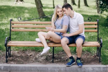 mutlu çift dışarı asılı