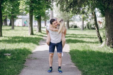 mutlu çift dışarı asılı