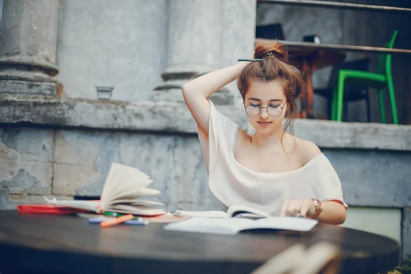 Vrouwelijke student studeert — Stockfoto