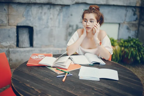 Vrouwelijke student studeert — Stockfoto