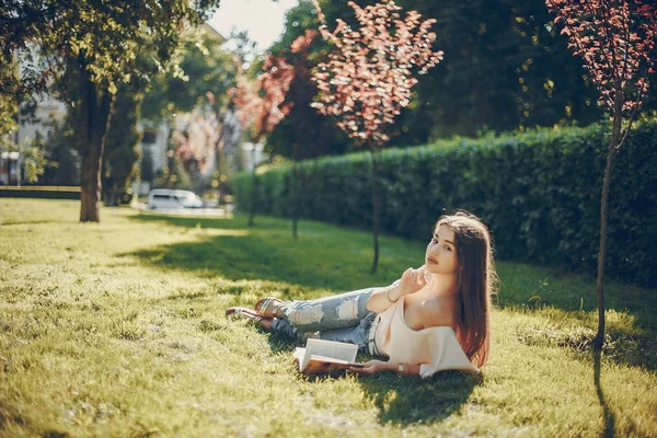 Mädchen in einem Park — Stockfoto