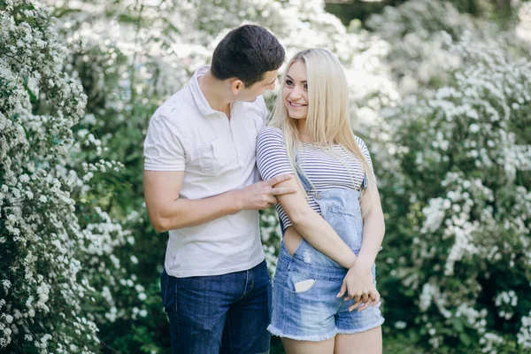 Feliz pareja colgando fuera — Foto de Stock