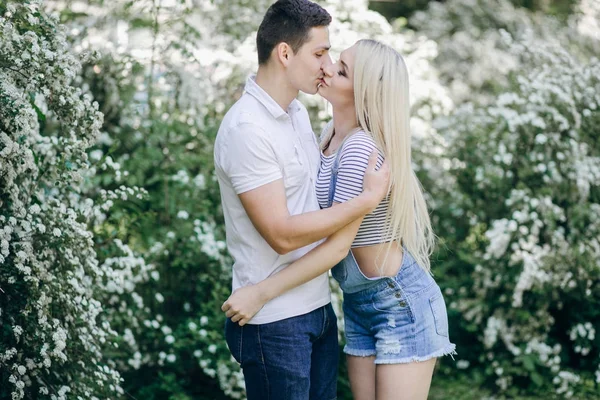 Feliz pareja colgando fuera —  Fotos de Stock