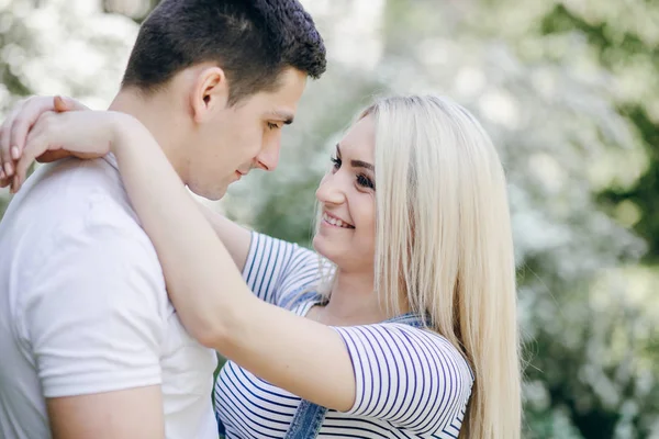 Lyckligt par hänger utanför — Stockfoto