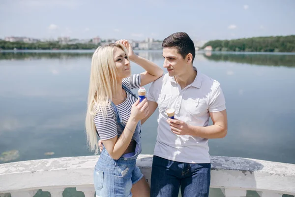 Feliz casal pendurado fora — Fotografia de Stock