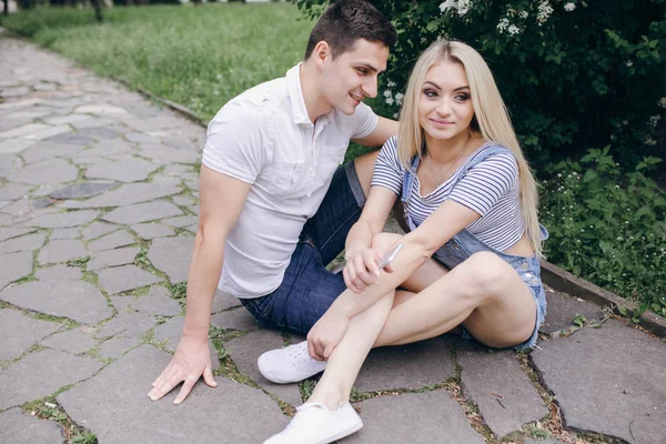 Pasangan bahagia nongkrong di luar — Stok Foto