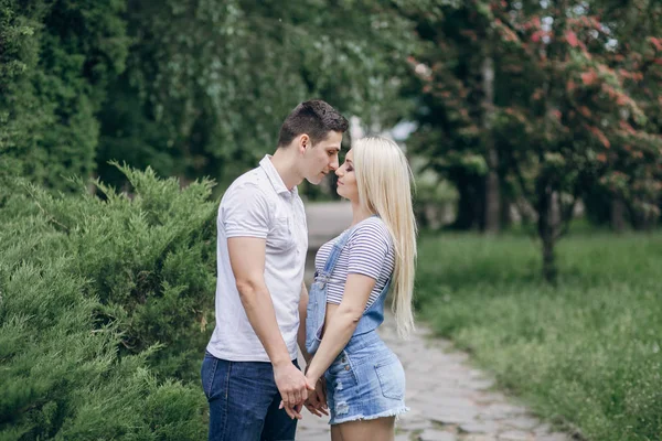 mutlu çift dışarı asılı