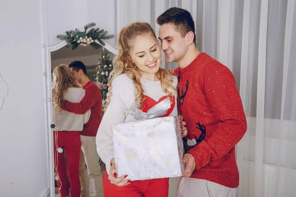 Älskande par dekorera julgran — Stockfoto