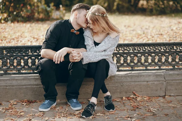 Casal feliz na cidade — Fotografia de Stock