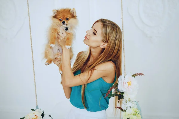 Fille avec chien — Photo