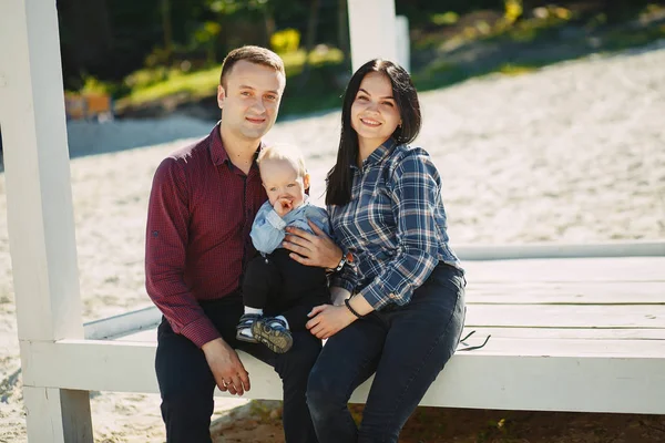 parkta oynayan sevimli aile