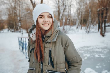 Yürüyüşe çıkmış bir kız