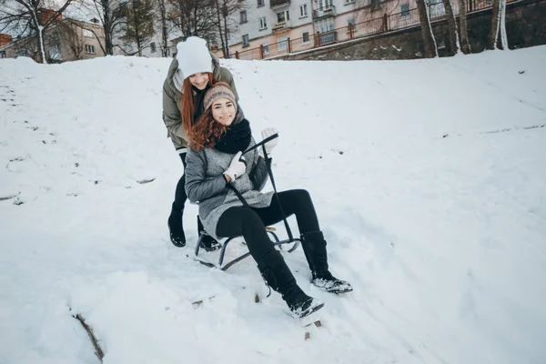 Девушка с санями — стоковое фото