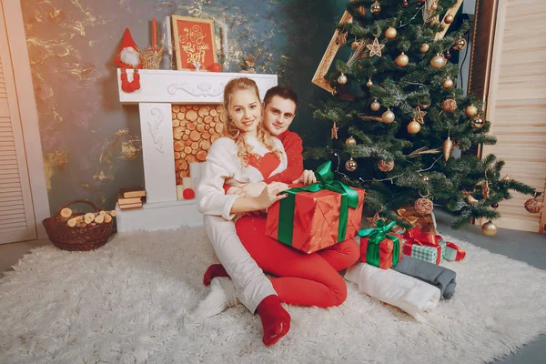 Liebespaar schmückt den Weihnachtsbaum — Stockfoto