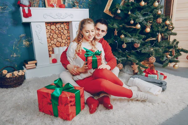 Pareja amorosa decorando el árbol de Navidad — Foto de Stock