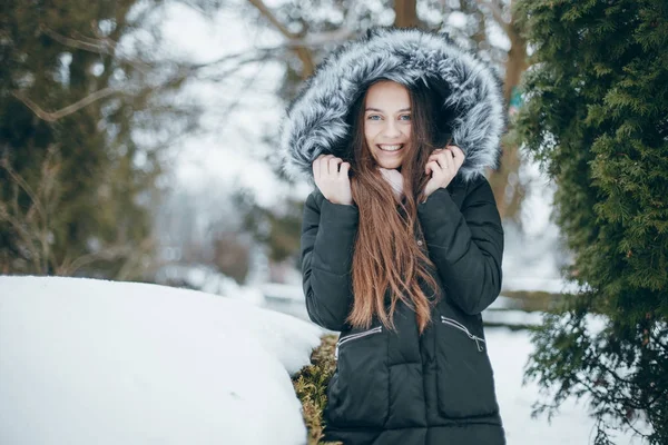 Girl in city — Stock Photo, Image