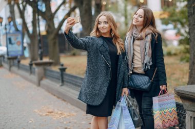 İki kız bir yürüyüş