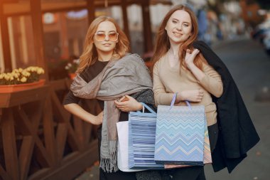 İki kız bir yürüyüş