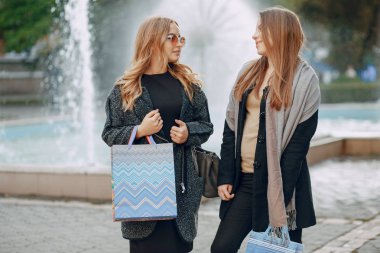 İki kız bir yürüyüş