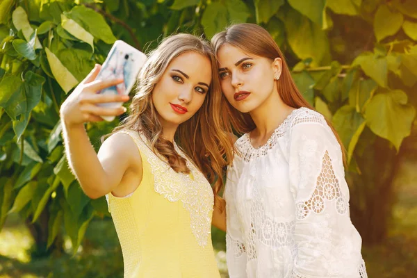 Meninas com telefone — Fotografia de Stock