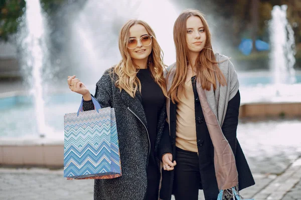 Duas meninas em uma caminhada — Fotografia de Stock