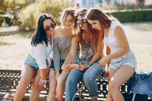 Ragazze in città — Foto Stock