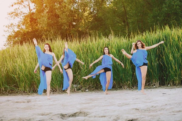 Girls in nature — Stock Photo, Image