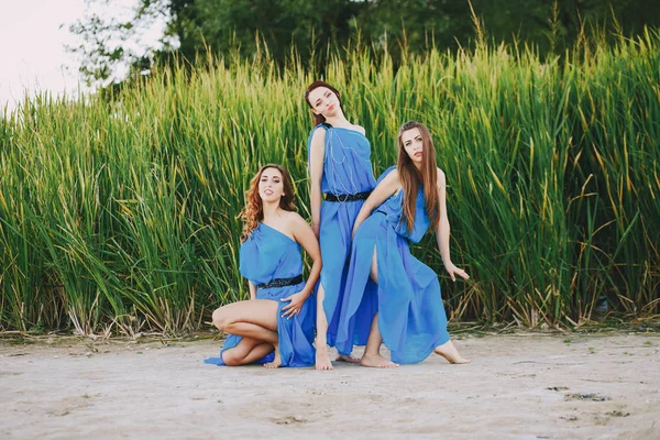 Girls in nature — Stock Photo, Image