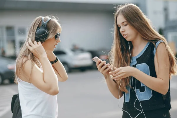 ヘッドフォンでの女の子 — ストック写真