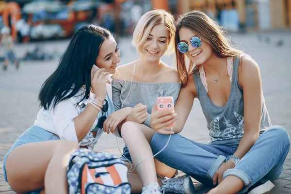 Ragazze in città — Foto Stock