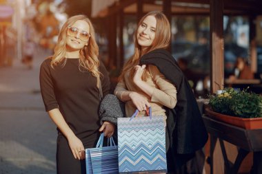 İki kız bir yürüyüş