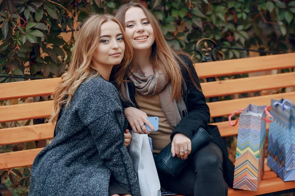 Due ragazze in passeggiata — Foto Stock