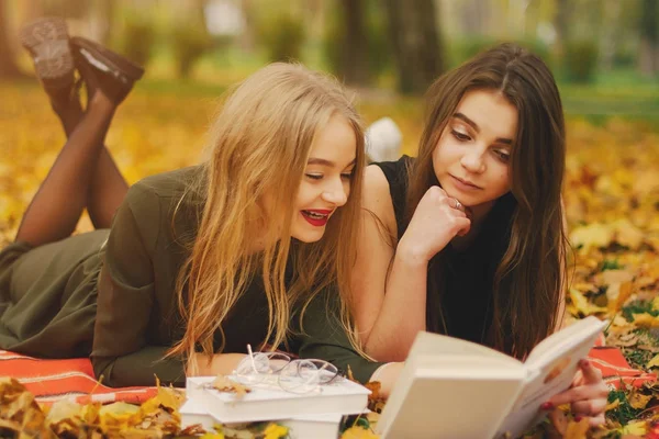 Chicas en un parque —  Fotos de Stock