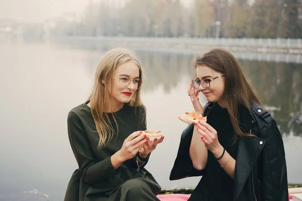 Ragazze con pizza — Foto Stock