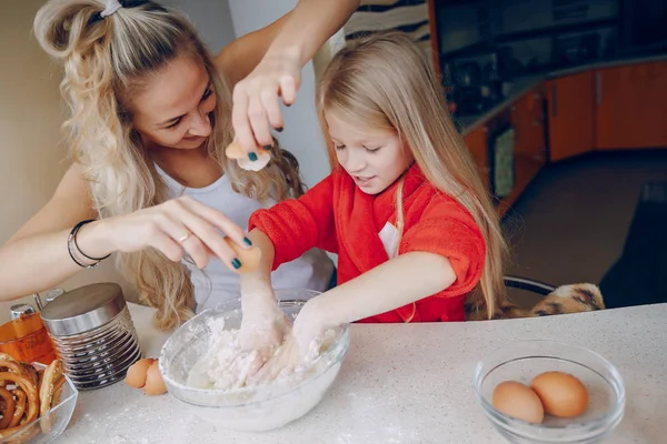 Familie in der Küche — Stockfoto