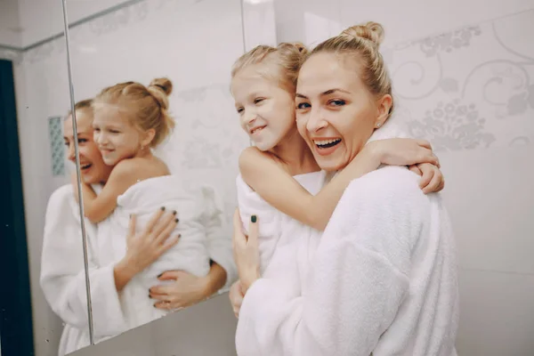 Rodina v koupelně — Stock fotografie