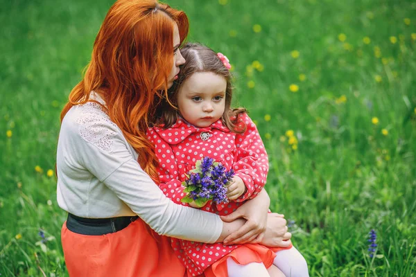 Anne ve kızı. — Stok fotoğraf