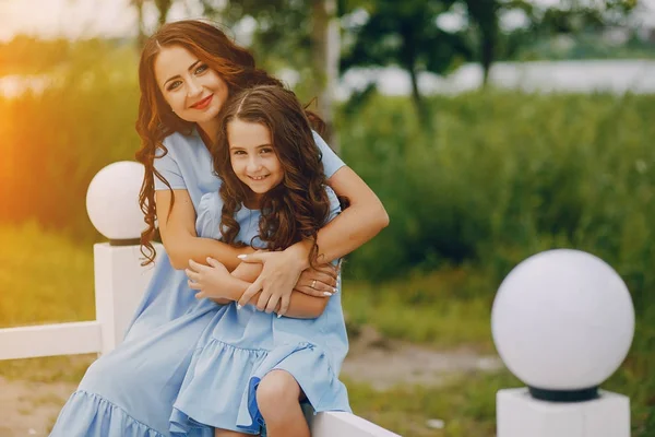 Anne ve kızı.