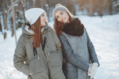 Kızlar bir yürüyüş