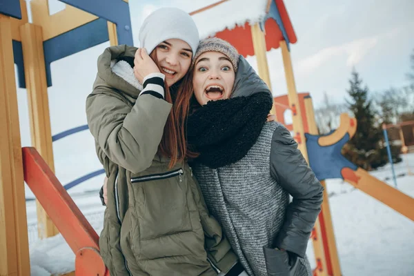 Meninas no parque infantil — Fotografia de Stock