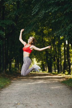 kız yalnız çalışıyor