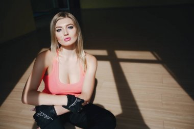 kız yalnız çalışıyor