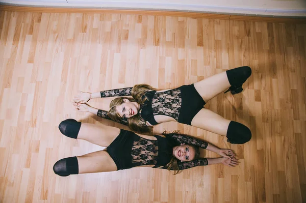 Meninas dançando em um estúdio — Fotografia de Stock