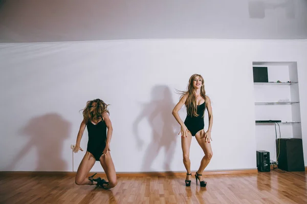 Chicas bailando en un estudio —  Fotos de Stock