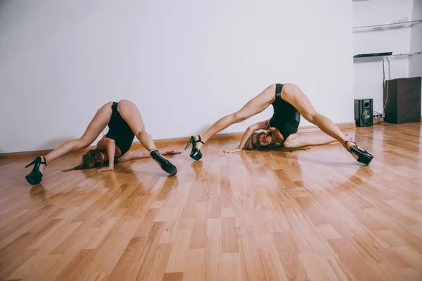 Ragazze che ballano in uno studio — Foto Stock