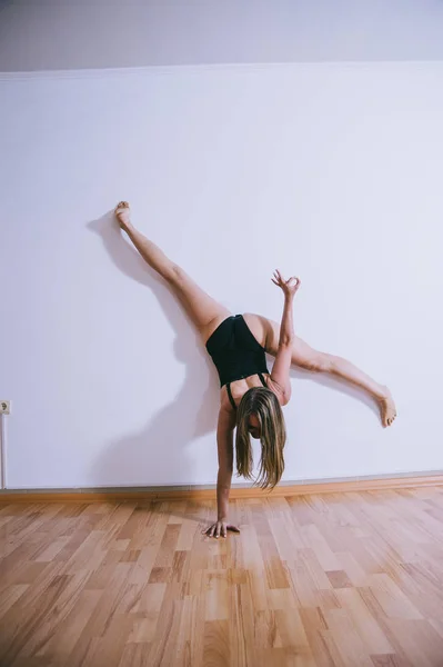 Menina dançando em um estúdio — Fotografia de Stock