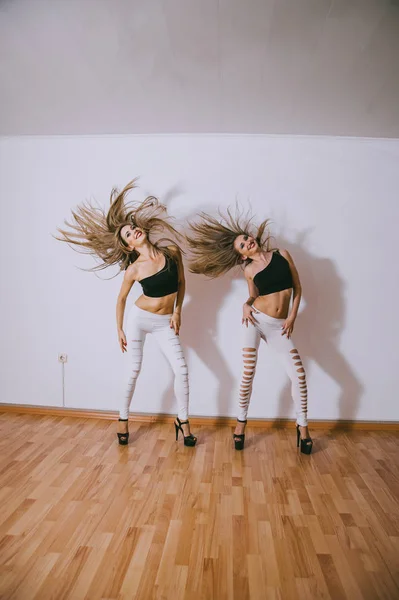 Κορίτσια που χορεύουν σε ένα στούντιο — Φωτογραφία Αρχείου