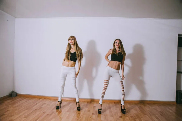 Girls dancing in a studio — Stock Photo, Image