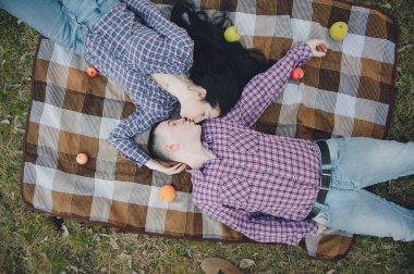 Pikniğe giden çift