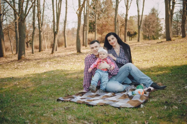 Familie in een bos — Stockfoto